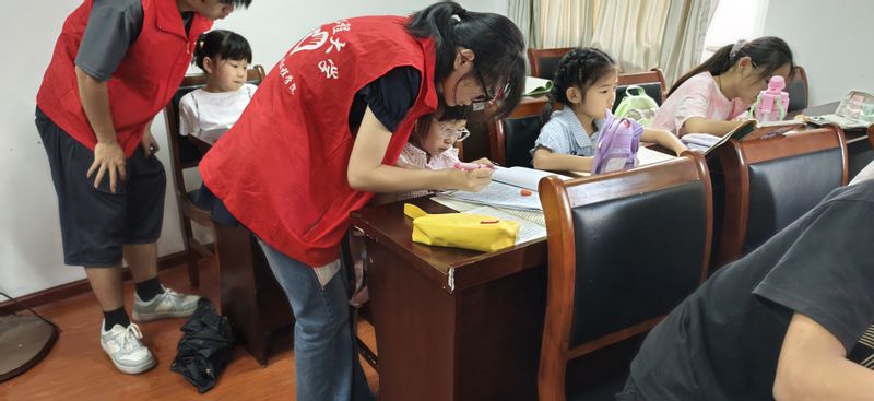 【暑期“三下乡”】从课桌到心间：化环学院“青芽护航”团队扎根社区，点亮少年多彩假期